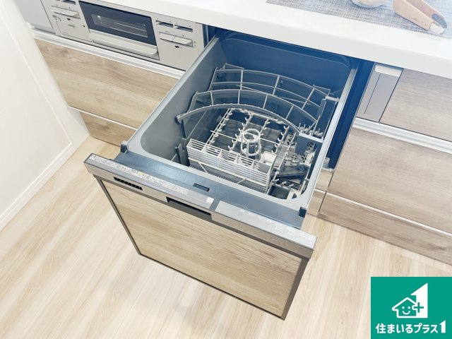 ヴィルメゾン上野芝の設備|主婦の味方！食洗器付き！食べ終わった後、シンクに溜まった食器を見て溜息をつく必要はありません。セットしてボタンを押すだけで、家族団らんや趣味の時間へ直行できます！【現地写真】