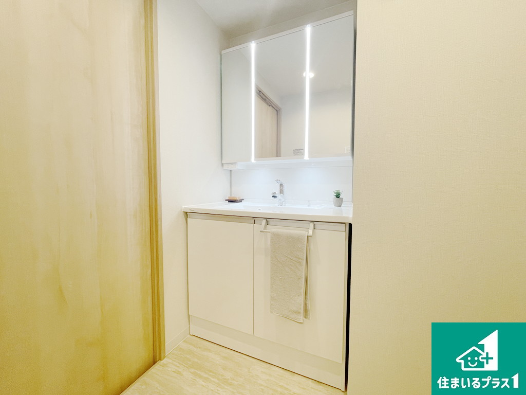 ヴィルメゾン上野芝の独立洗面台|シャワーつきの洗面化粧台です♪朝のお急ぎの時間でも手軽に髪をセットできます♪【現地写真】