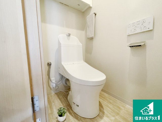 ヴィルメゾン上野芝のトイレ|シャワー洗浄機能付トイレは標準仕様。冬場は暖かシートヒーターも装備！表面コートでキレイ長持ち！省エネ節水仕様の温水洗浄トイレ！【現地写真】