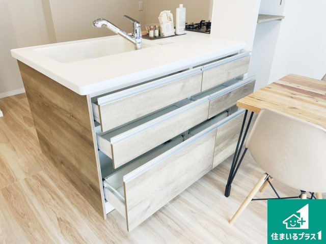 ヴィルメゾン上野芝の収納|キッチンはダイニング側にも収納があります♪【現地写真】