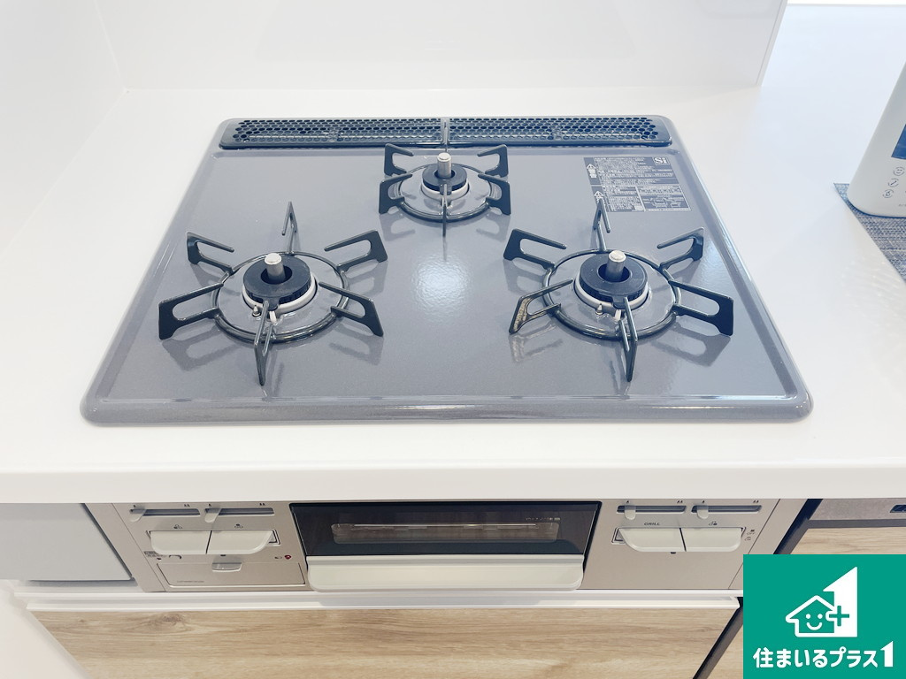 ヴィルメゾン上野芝のキッチン|高火力の３口ガスコンロです♪【現地写真】