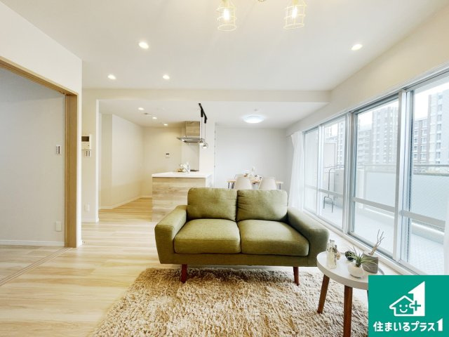 ヴィルメゾン上野芝の居間・リビング|ＬＤＫはアイボリー系のクロスとホワイトオークのフローリングで明るさを演出しつつ、グレーのアクセントクロスと木目調の天井クロスでおしゃれを演出しました♪【現地写真】