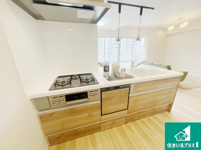 ヴィルメゾン上野芝のキッチン|食洗機・浄水器付きキッチン！お子さまの様子を見ながらお料理を楽しむことができますね。家族のコミュニケーションが増え会話もはずみます♪【現地写真】