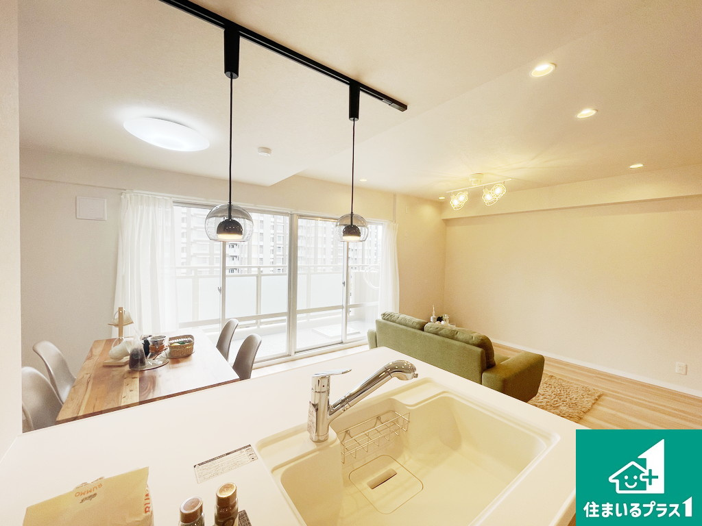 ヴィルメゾン上野芝の内装|キッチンからの景色です！お子さまの様子を見ながらお料理を楽しむことができますね。家族のコミュニケーションが増え会話もはずみます♪【現地写真】