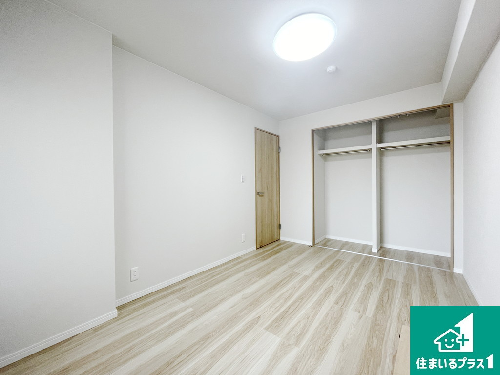 ヴィルメゾン上野芝の洋室|玄関側の洋室です♪大きな収納が付いていますのでお部屋もスッキリ♪【現地写真】