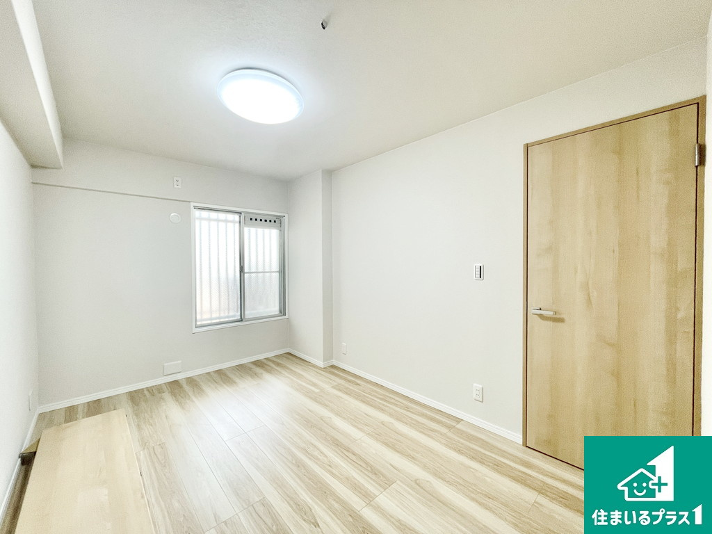 ヴィルメゾン上野芝の子供部屋|玄関側の洋室です！ライトブラウンのフローリングで明るい洋室です♪【現地写真】