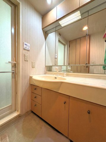 コスモ東京ベイタワーの独立洗面台|※室内写真は家具・小物等を消すAI生成のため、実物とは異なる場合がございます。