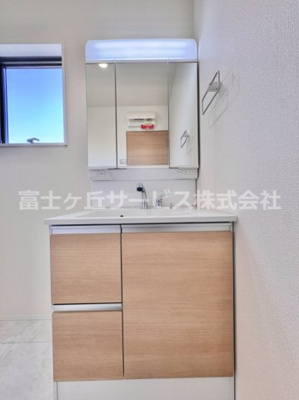 【独立洗面台】 | 豊川豊橋市高洲町 58期 新築一戸建て 2号棟 | 独立洗面台、小物を置くことができて便利です