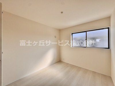 【洋室】 | 豊川豊橋市高洲町 58期 新築一戸建て 4号棟 | 落ち着いた色調の洋室です