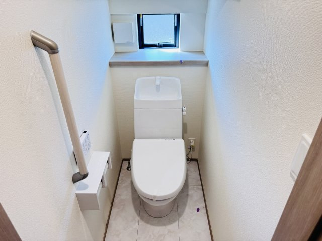 松戸市栄町８丁目新築戸建【旭町小学校：5分】のトイレ|温水洗浄暖房便座つきトイレ