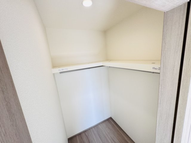 松戸市栄町８丁目新築戸建【旭町小学校：5分】の収納|7.03帖寝室・ウォークインクローゼット