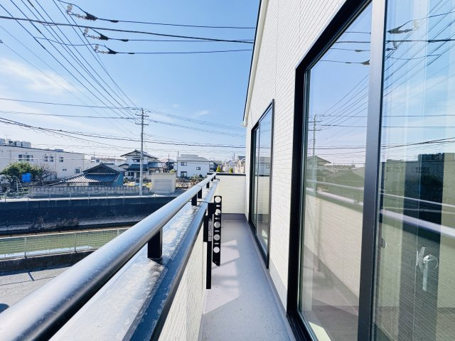 松戸市栄町８丁目新築戸建【旭町小学校：5分】のバルコニー|南向きワイドバルコニー・日当たり良好♪