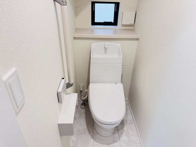 松戸市栄町８丁目新築戸建【旭町小学校：5分】のトイレ|温水洗浄暖房便座つきトイレ