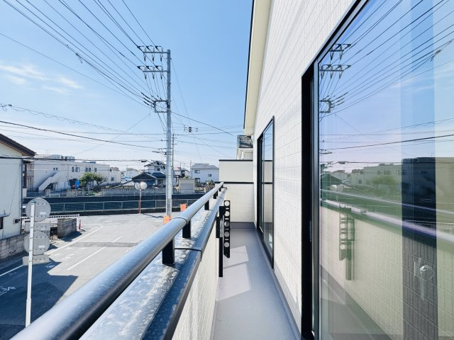 松戸市栄町８丁目新築戸建【旭町小学校：5分】のバルコニー|南向きワイドバルコニー・日当たり良好♪