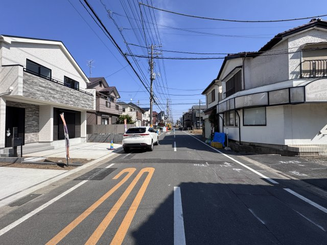 松戸市栄町８丁目新築戸建【旭町小学校：5分】の前面道路含む現地写真|南側前面道路・幅員約7.6ｍ