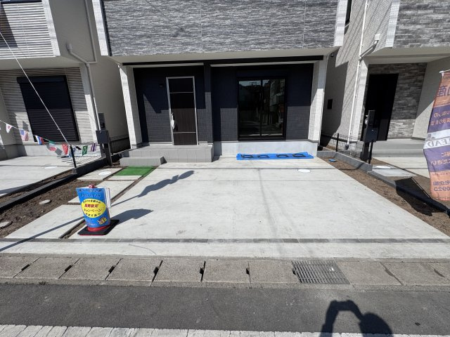 松戸市栄町８丁目新築戸建【旭町小学校：5分】の駐車場|2-C号棟駐車スペース・並列2台駐車可