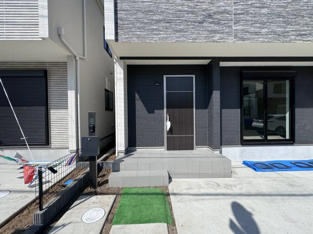 松戸市栄町８丁目新築戸建【旭町小学校：5分】のエントランス|エントランス・玄関ポーチ