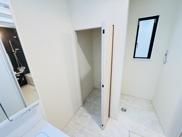 松戸市栄町８丁目新築戸建【旭町小学校：5分】の脱衣所|脱衣所収納スペース