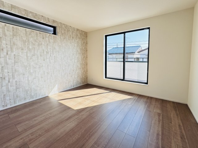 松戸市栄町８丁目新築戸建【旭町小学校：5分】の寝室|7帖寝室・アクセントクロス・南側バルコニー前の明るいお部屋です♪
