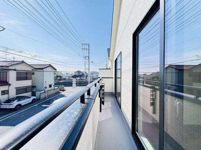 松戸市栄町８丁目新築戸建【旭町小学校：5分】のバルコニー|南向きワイドバルコニー・日当たり良好♪