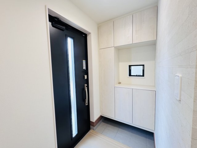松戸市栄町８丁目新築戸建【旭町小学校：5分】の玄関|玄関ホール・容量たっぷりシューズボックス