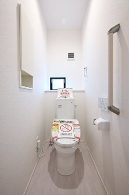 【トイレ】 | 太田市亀岡町3期　タクトホーム | 暖房便座などがついた洗浄機能付きトイレです。