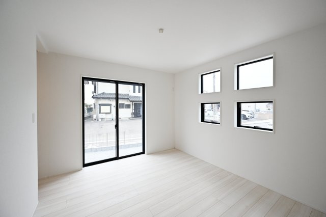 【洋室】 | 太田市亀岡町3期　タクトホーム | ベッドルームはたっぷり光が入るので気持ちよく目覚められます♪ 
