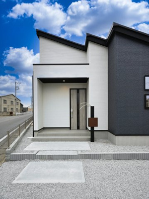 【玄関】 | 太田市亀岡町3期　タクトホーム | 屋根付きの玄関は雨の日のぬれずに出入りすることができます！
ダブルロックドアで防犯性も◎