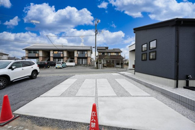 【駐車場】 | 太田市亀岡町3期　タクトホーム | 並列駐車可能なカースペースです！お客様も遊びに来やすいですね♪