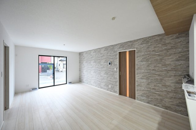 【居間・リビング】 | 太田市亀岡町3期　タクトホーム | 広々としていて明るい日差しもたくさん入ってきます。家具を置いてもゆとりある空間となっております♪