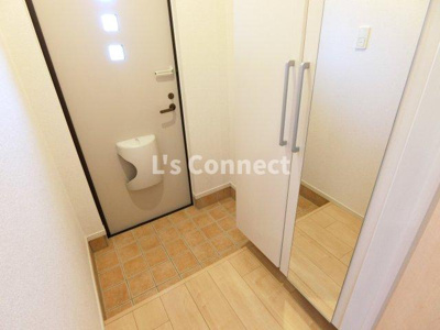 【玄関】 | エクセレントⅠ | 背の高い下駄箱には鏡付きで身だしなみチェック。