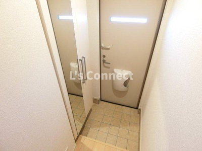 【玄関】 | ベル・モンドＫ | 背の高い下駄箱には鏡付きで身だしなみチェック。