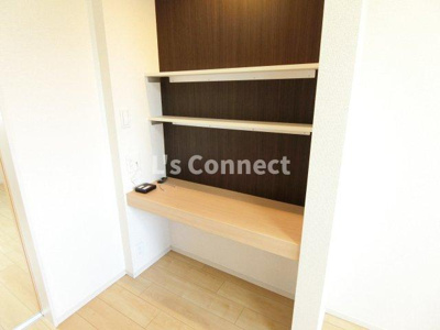 【設備】 | ベル・モンドＫ | 机としても使える棚があります。