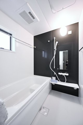 【浴室】 | 太田第14下田島町 一建設 6号棟 | 清潔感あるお風呂はフルオートバスでお湯張りもラクラク♪
お風呂は窓があるので換気もできます。