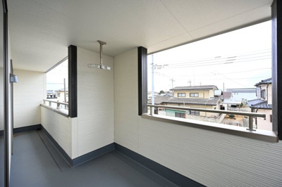 【バルコニー】 | 太田第14下田島町 一建設 6号棟 | 屋根付きのバルコニーとなっております。洗濯物を突然の雨から守ってくれます♪