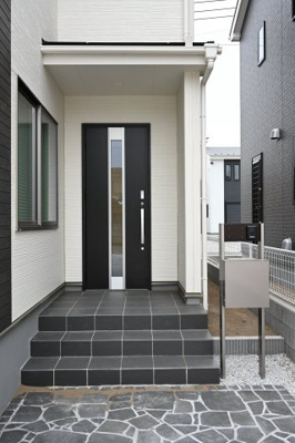 【玄関】 | 太田第14下田島町 一建設 6号棟 | 屋根付きの玄関は雨の日のぬれずに出入りすることができます！
ダブルロックドアで防犯性も◎
