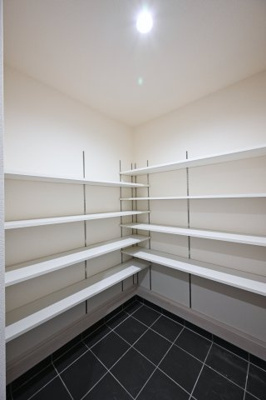 【玄関】 | 太田第14下田島町 一建設 6号棟 | 天井までの高さがあるたっぷり玄関収納。可動棚で調整可能ですので、背の高いブーツもすっぽり収まります。