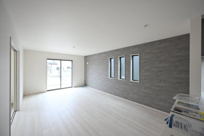 【居間・リビング】 | 太田第14下田島町 一建設 6号棟 | 広々としていて明るい日差しもたくさん入ってきます。家具を置いてもゆとりある空間となっております♪