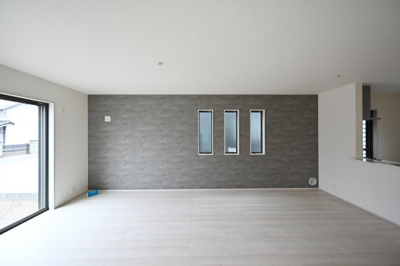 【居間・リビング】 | 太田第14下田島町 一建設 6号棟 | 白を基調とした明るいフローリングが印象的なリビング。
家族団らんの時間をゆったりお過ごしください♪