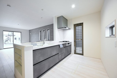 【キッチン】 | 太田第14下田島町 一建設 6号棟 | 人気の対面式キッチン。お食事の準備をしながらでもご家族とのコミュニケーションを楽しめます♪