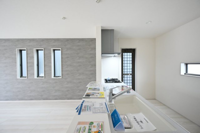 【キッチン】 | 太田第14下田島町 一建設 6号棟 | システムキッチンは女性目線で設計されており、シンクも広く使いやすい設計です♪