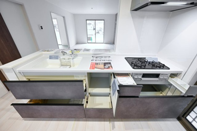 【キッチン】 | 太田第14下田島町 一建設 6号棟 | 家族並んで料理ができるワイドカウンターのキッチン♪ 
スライド収納でラクラク収納できます♪  