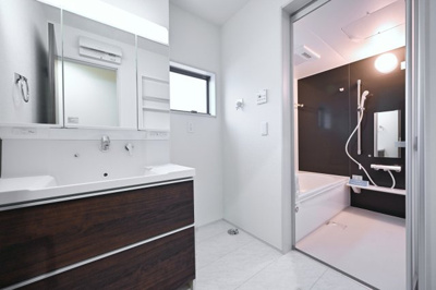 【独立洗面台】 | 太田第14下田島町 一建設 6号棟 | 3面鏡付きの洗面台は後ろが見えるのでヘアセットがバッチリ決まります！