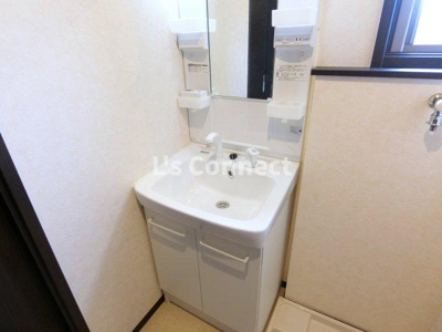 【洗面所】 | カーサセレステ | 朝の支度もスムーズな独立洗面台。