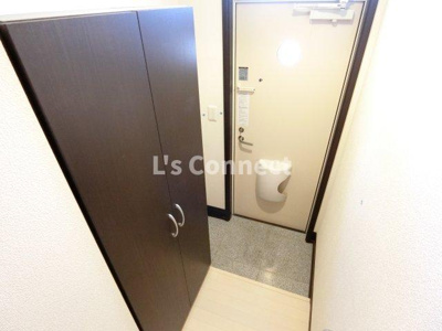 【玄関】 | カーサセレステ | 背の高い下駄箱で靴も収納できます。