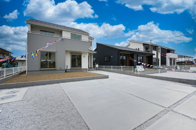 【駐車場】 | 太田第14下田島町　一建設　8号棟 | 並列駐車可能なカースペースです！お客様も遊びに来やすいですね♪