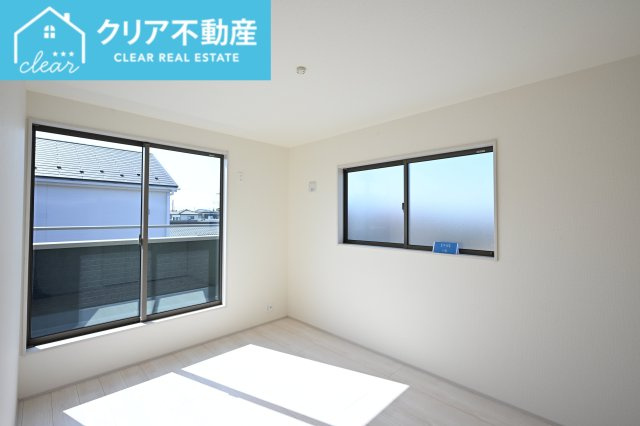 【洋室】 | 館林第1広内町　リーブルガーデン | 2面採光の洋室は日当たりがよくあったか♪