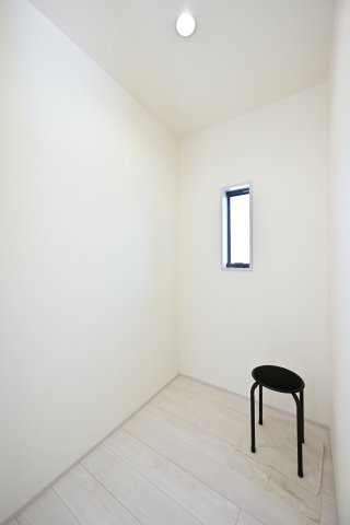 【洋室】 | 館林第1広内町　リーブルガーデン | 季節外の洋服や冷暖房器具もしまっておける大容量の納戸付きです！