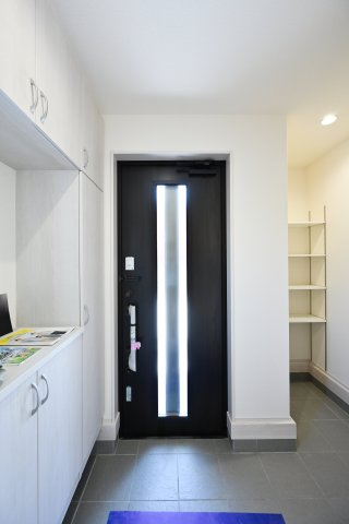 【玄関】 | 館林第1広内町　リーブルガーデン | 大型のシューズボックスがあるので、家族全員の靴をしっかり収納！玄関スッキリ！