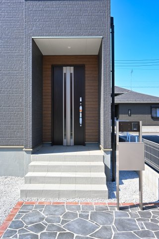 【玄関】 | 館林第1広内町　リーブルガーデン | 玄関はディンプルキー＆ダブルロックドア採用で防犯対策もバッチリです！